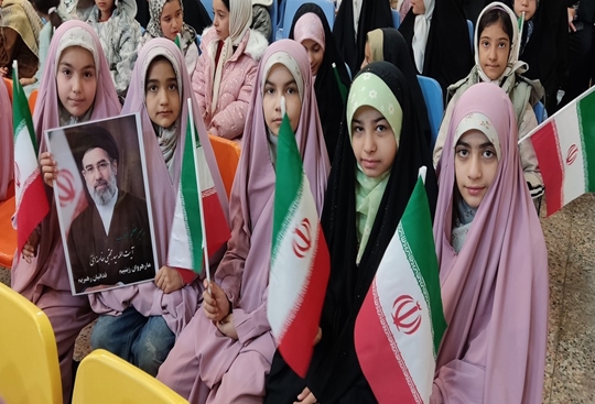 ویژه‌برنامه «دخترم افتخار ایران» در مراکز کانون کردستان                                                                         آیین‌های گرامیداشت روز دختر و پاسداشت شهدای کودک و نوجوان، با اجرای برنامه‌های متنوع فرهنگی و هنری در مراکز کانون استان کردستان به روایت تصویر.